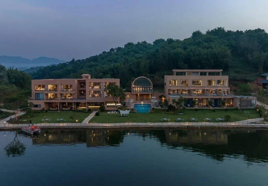 藏在清远英德慈湖边秘境民宿,享无边山泉水泳池丨爱树·慈湖书院_配置