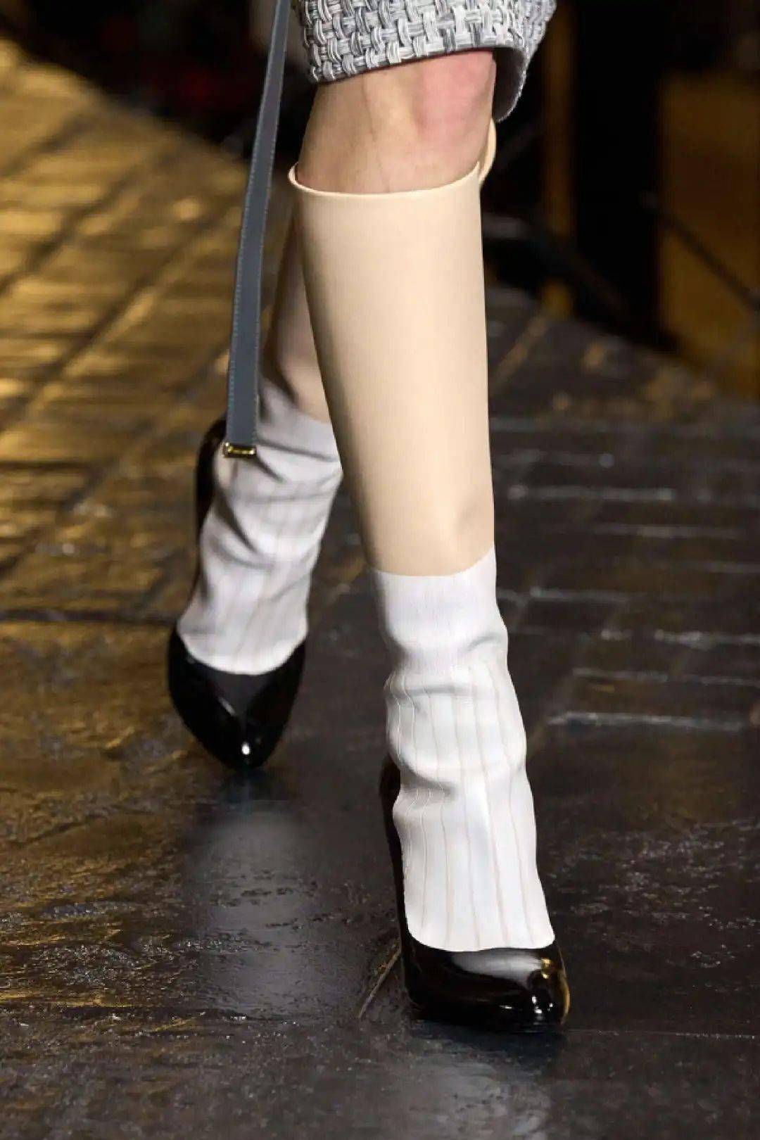 lv"假肢鞋"卖两万?很怀疑设计师的精神状态!_售价_品牌_鞋子