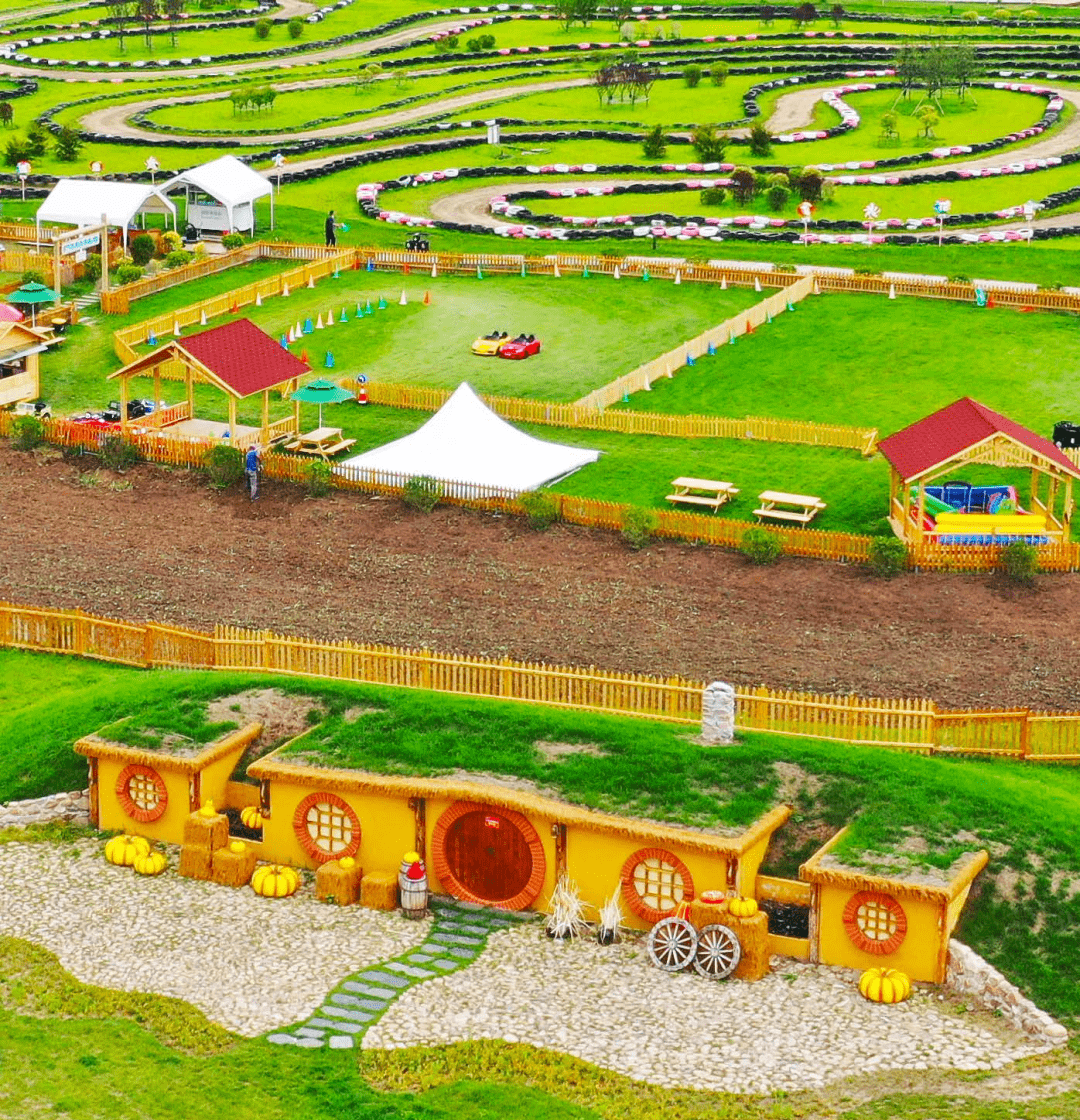 感受田野间无忧无虑的舒适体验穿过凤凰花海和霍比特农场和远山打个