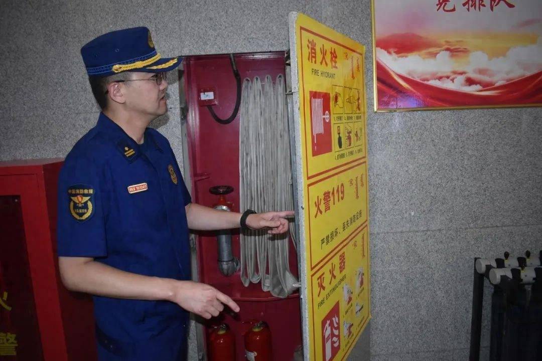 二层一处常闭防火门未保持常闭,闭门器损坏隐患单位:霍林郭勒市博物馆