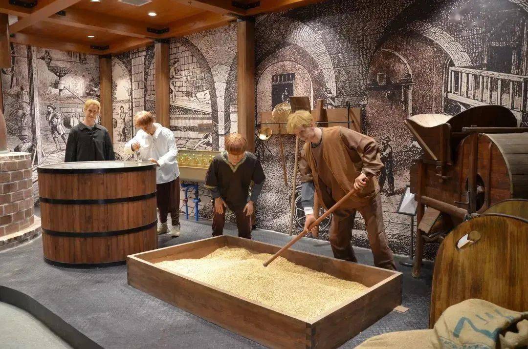 生产车间的样貌四个纯铜打造的糖化锅内是现代一体化酿酒设备青砖黛瓦