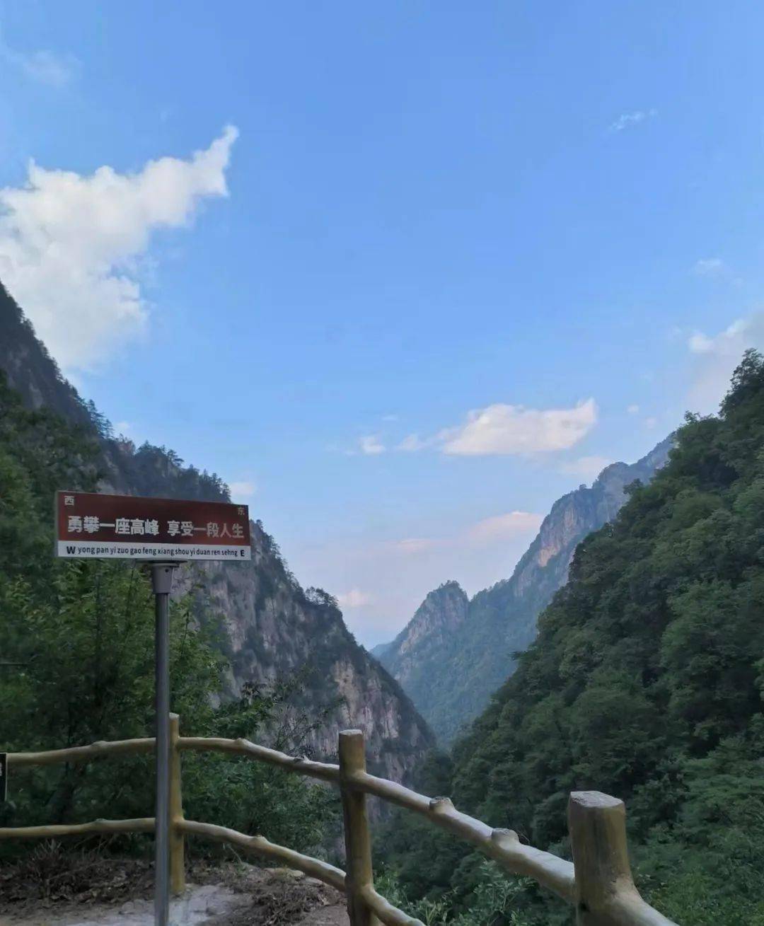 峰羽瀑布两侧的山崖如鸾翼青凤飞瀑位于青峰峡雾瀑崖景区尽头推荐景点