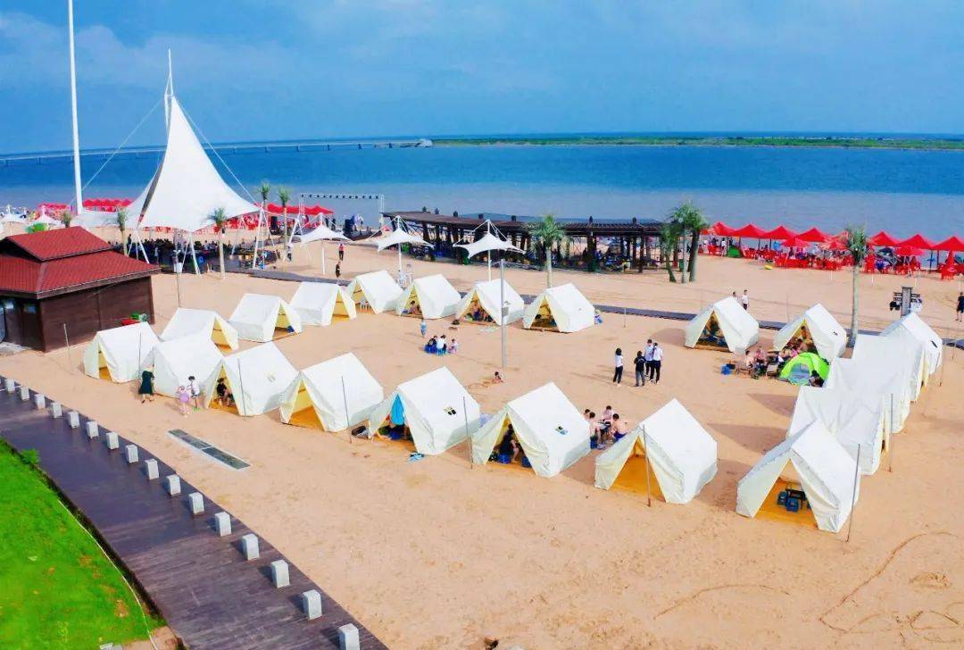白沙湾国际露营地是最新打造的休闲度假区域,位于白沙湾浴场500米自营