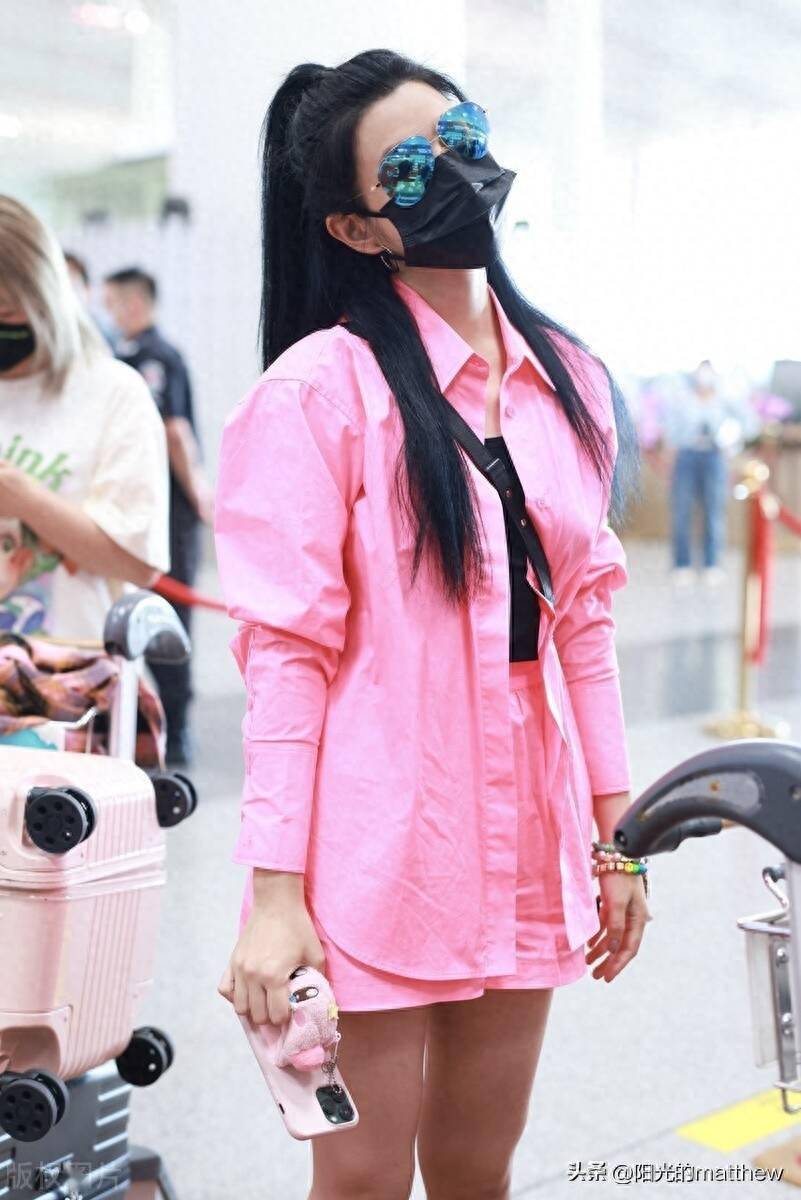 陈妍希现身北京机场,身着粉色套装青春甜美