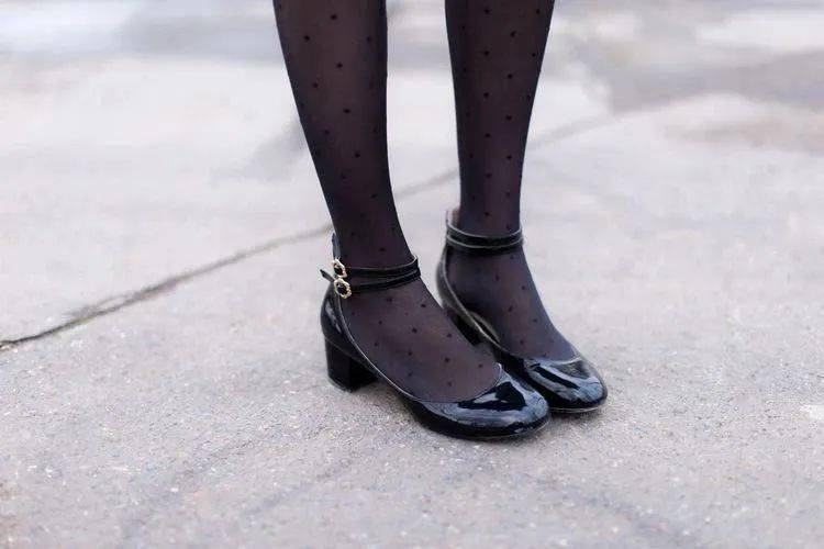 这几种鞋子,光脚穿和配袜子穿,风格感的差别还挺大…_高跟_玛丽_感觉