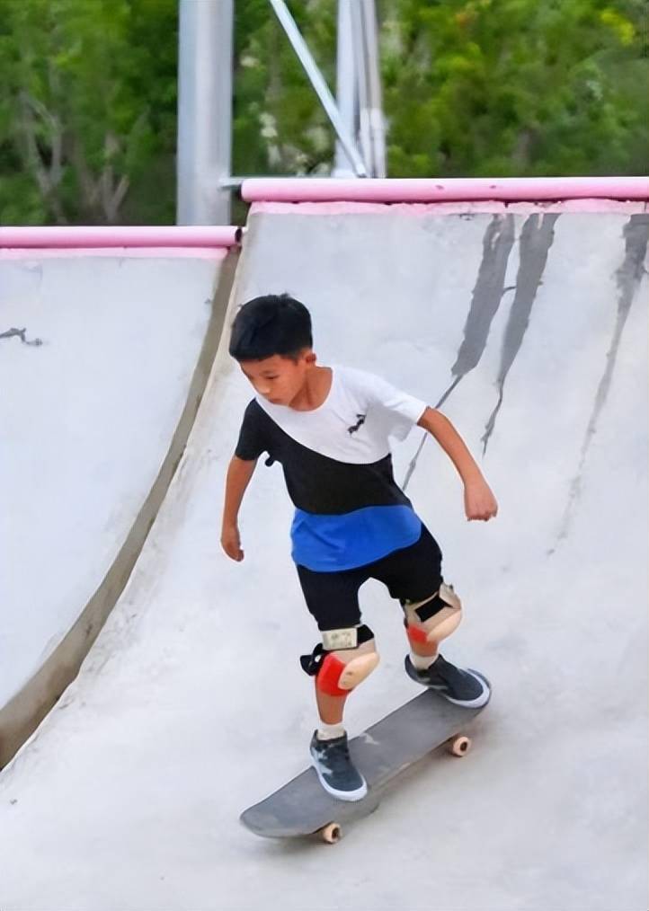 5个月前,7岁半的周浩承在菱角湖公园第一次接触到了滑板运动,很快爱上