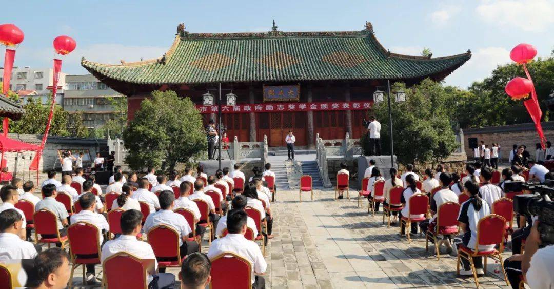 康松锋,赵丽娟等市领导张涛,刘璐,闫冠瑜,市长陈涛出席仪式并致辞