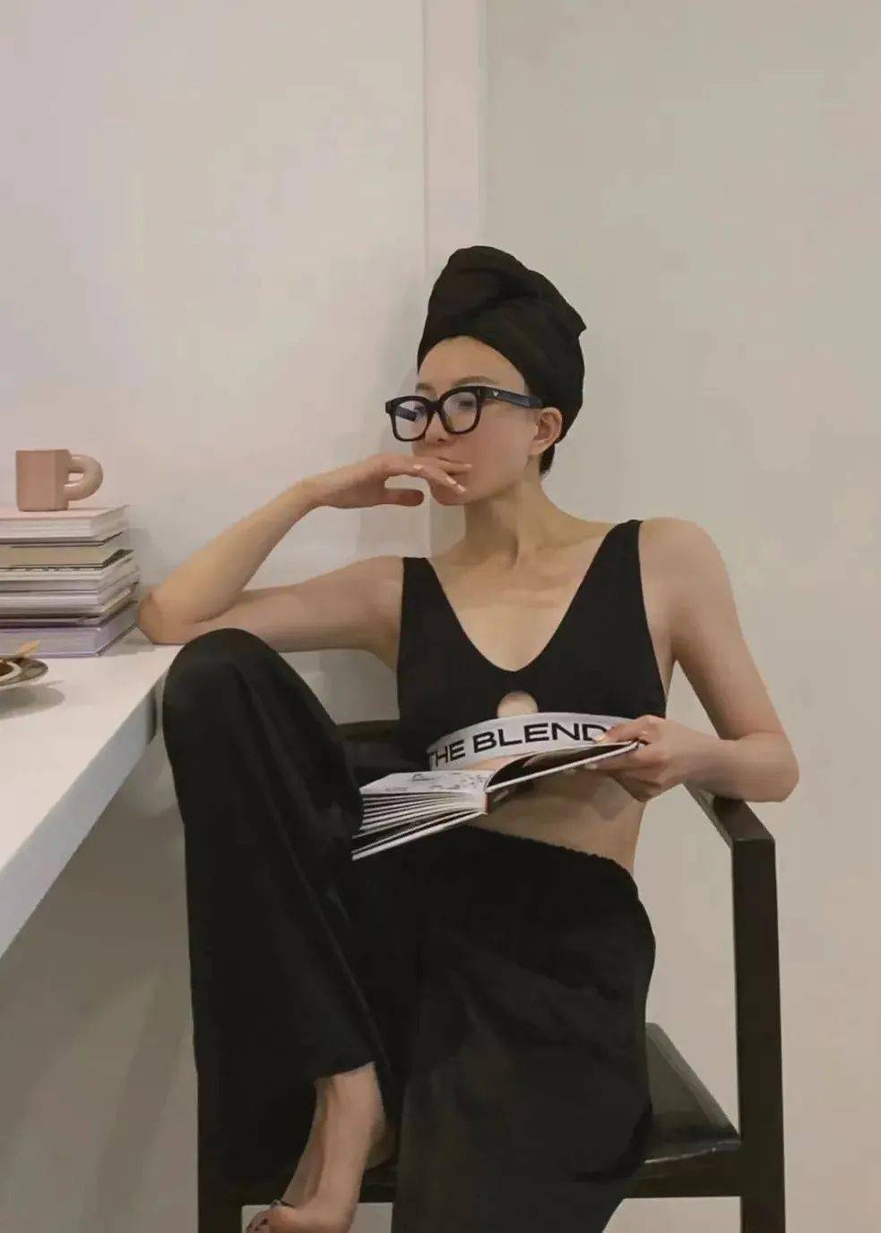 但现在洗完头带上它,十几分钟等发芯水被吸干后再吹头发,吹一下就干了