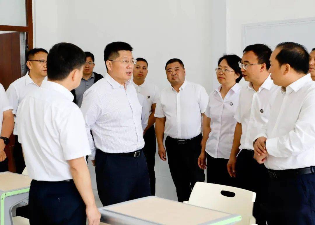 市委书记苏永忠,市委副书记,市长杨承新为昭通职业学院揭牌.