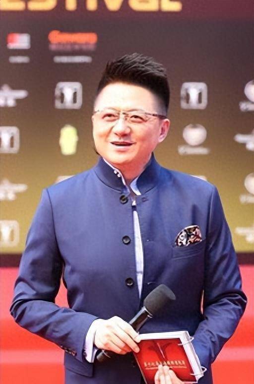 主持人金炜被叫了23年"眼镜哥哥",当年曾和王志文是好兄弟