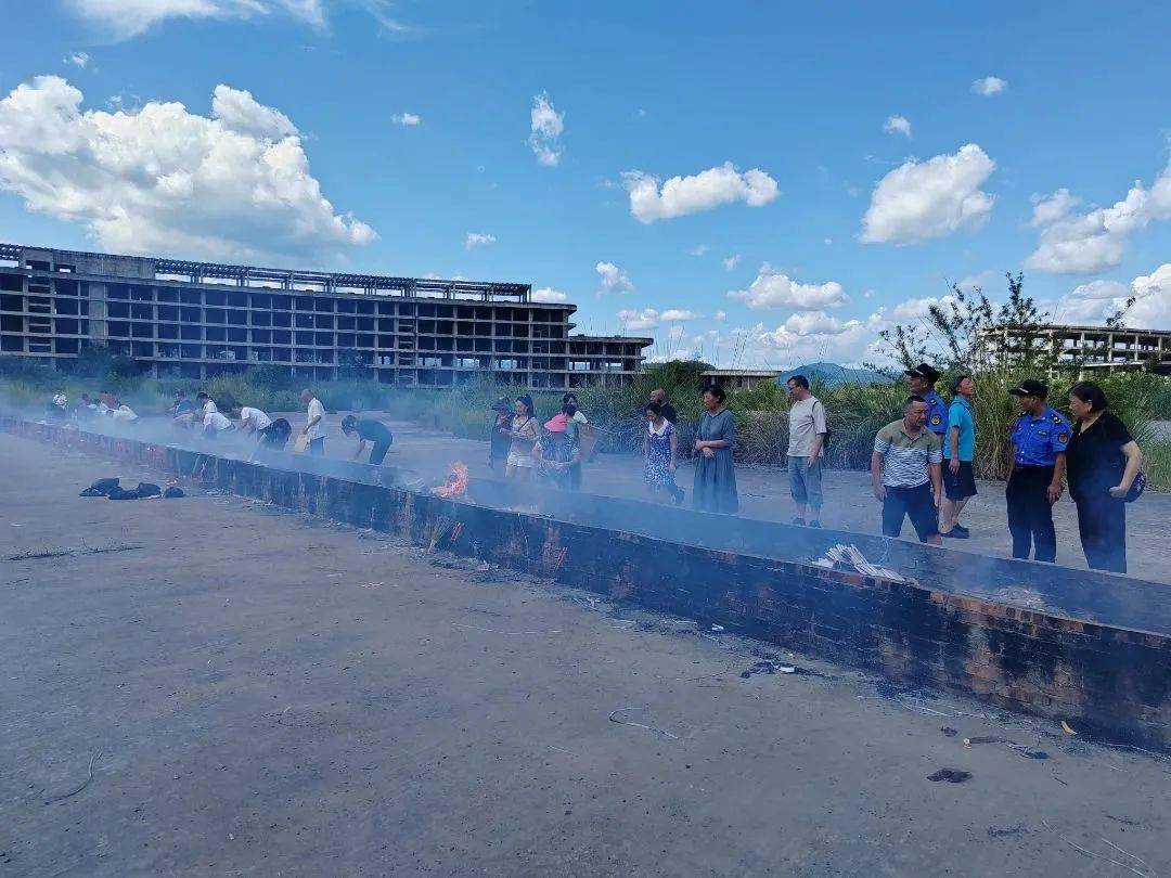 集中祭祀安全規範免費接送8月28日,在巴中中學龍湖校區旁,一輛中巴車