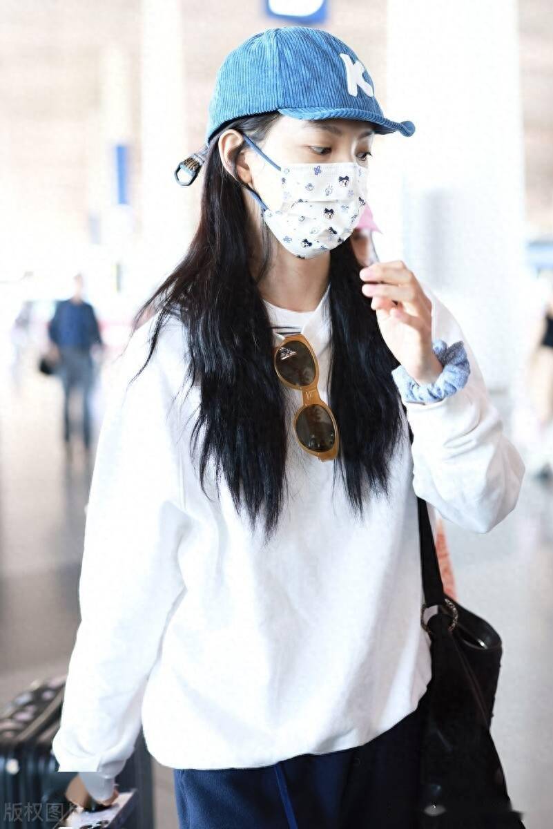 2023年8月29日,北京,章若楠现身机场.黑白系穿搭简约随性.