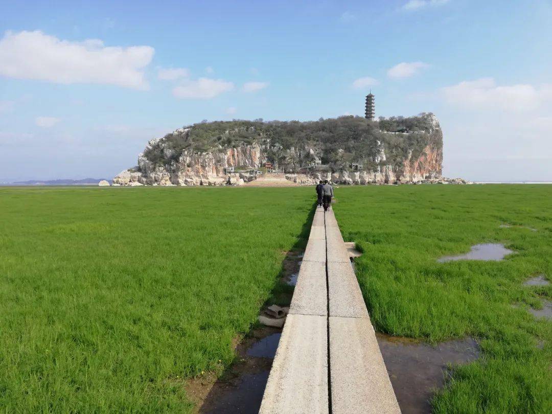 彭浪矶彭浪矶位于彭泽县西北临长江处,与安徽省宿松县的小孤山相对.