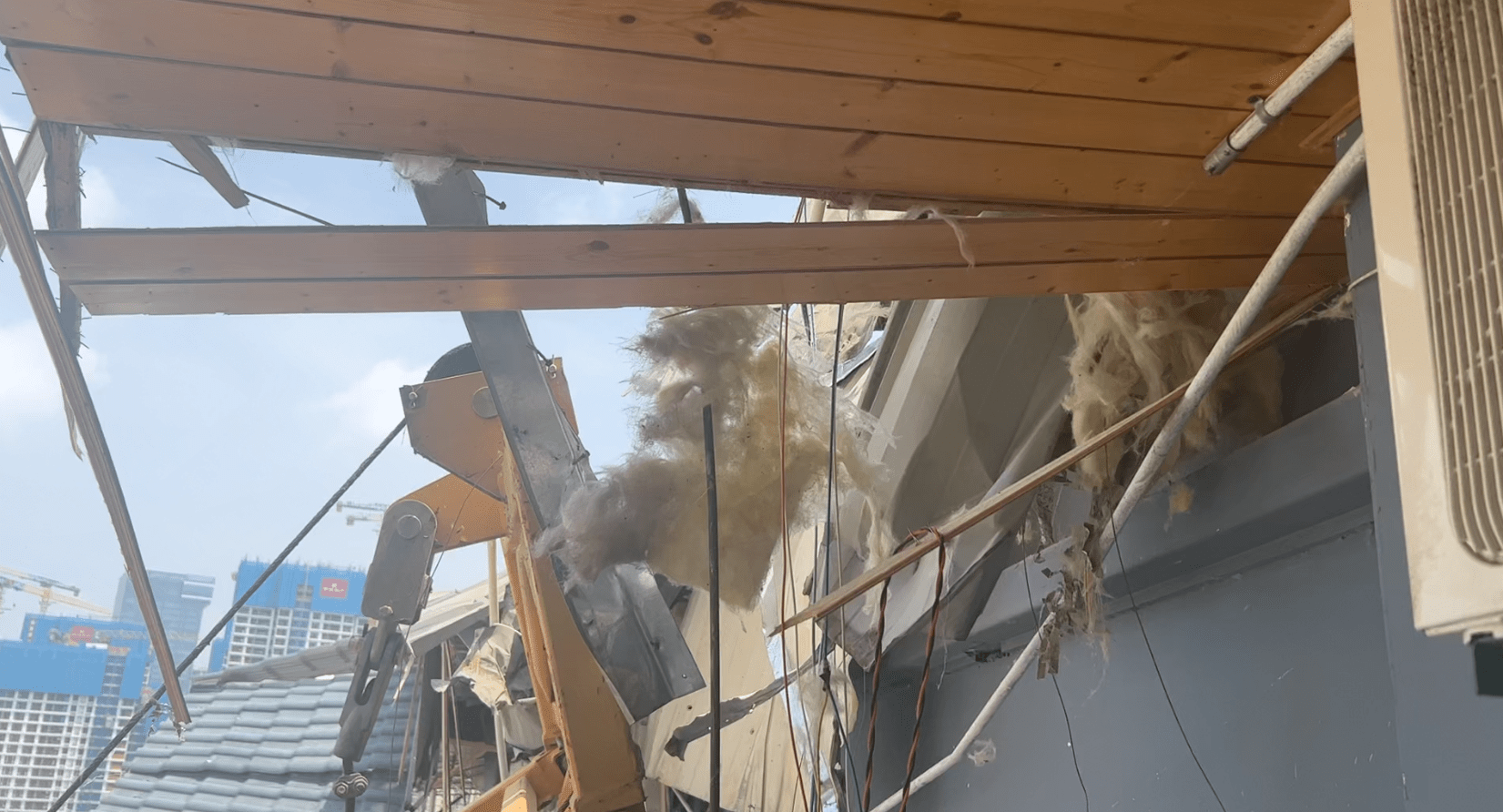 厦门一工地塔吊倒塌砸穿公寓楼顶,街道办:收到消息有3人受伤_冯先生