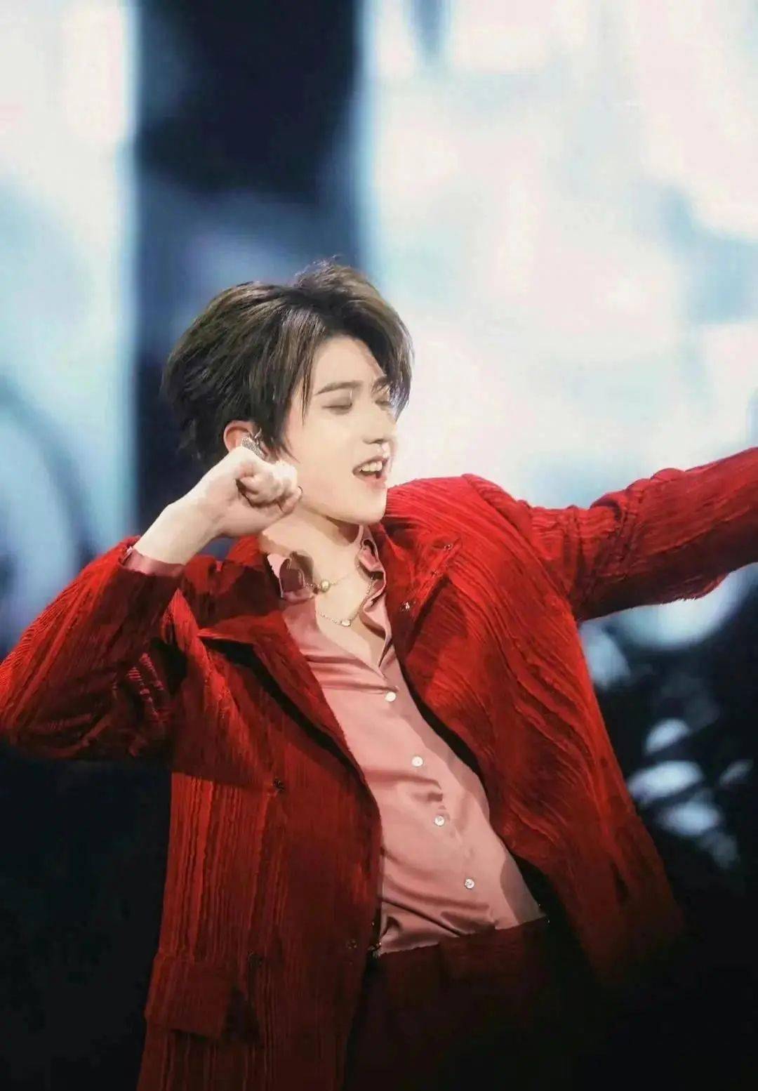 蔡徐坤打胎风波后首次露面,身穿prada与yg制作人合作录制新歌!