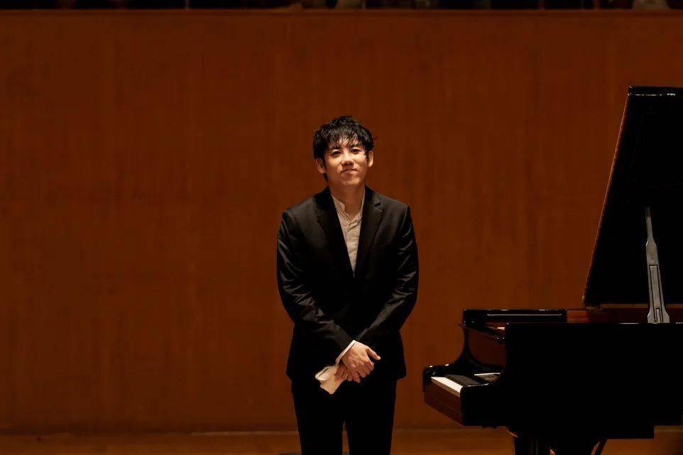 *本文原载《文汇报》,转载时有改动对话晚期张昊辰钢琴独奏音乐会2023