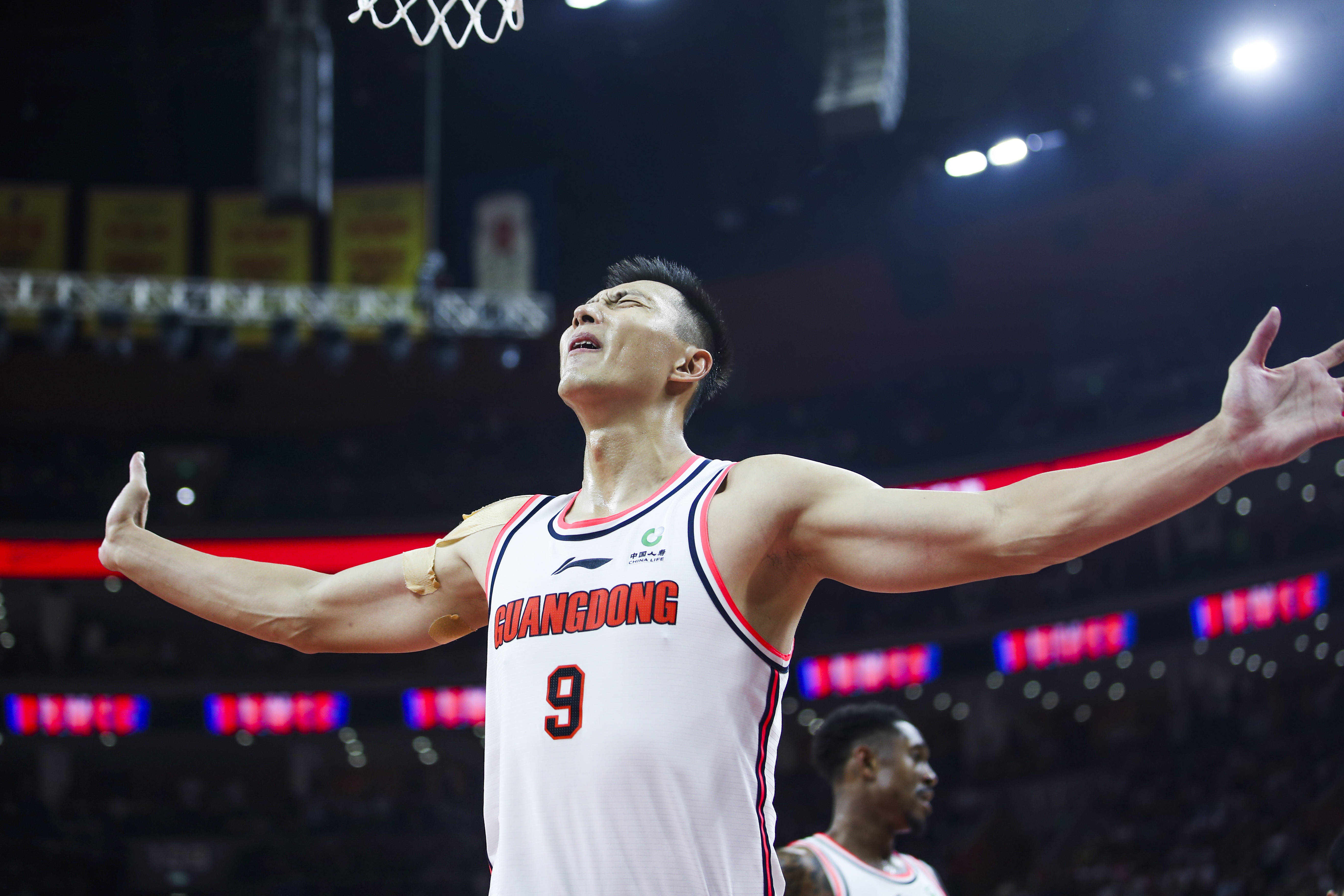 易建联宣布退役_新华社_球员_广东