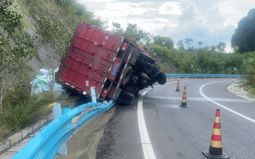 车速仅40km/h,却翻车了……