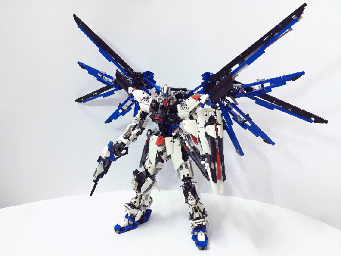 耗时7个月,乐高拼装自由高达模型_积木_细节_零件