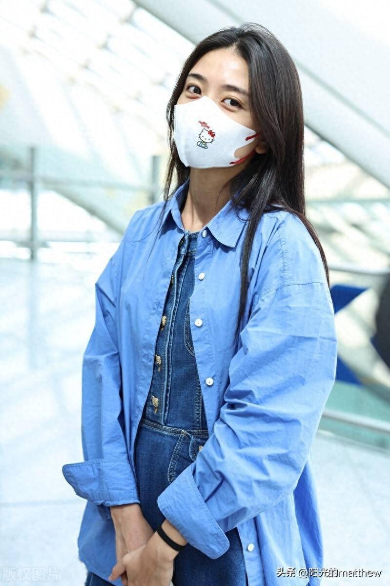 梁洁现身北京机场,牛仔叠穿造型时尚简约