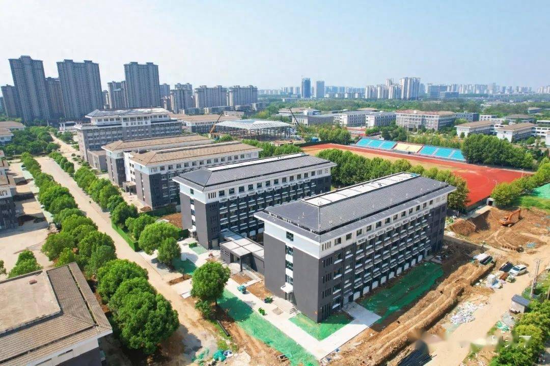 学校按四星级高中标准建设,含教学楼,综合楼,图书馆,操场,宿舍楼,食堂