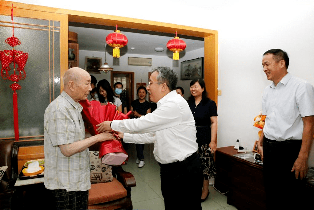 山东省中医院向全国名中医张鸣鹤教授贺寿_张老_慰问_金锋