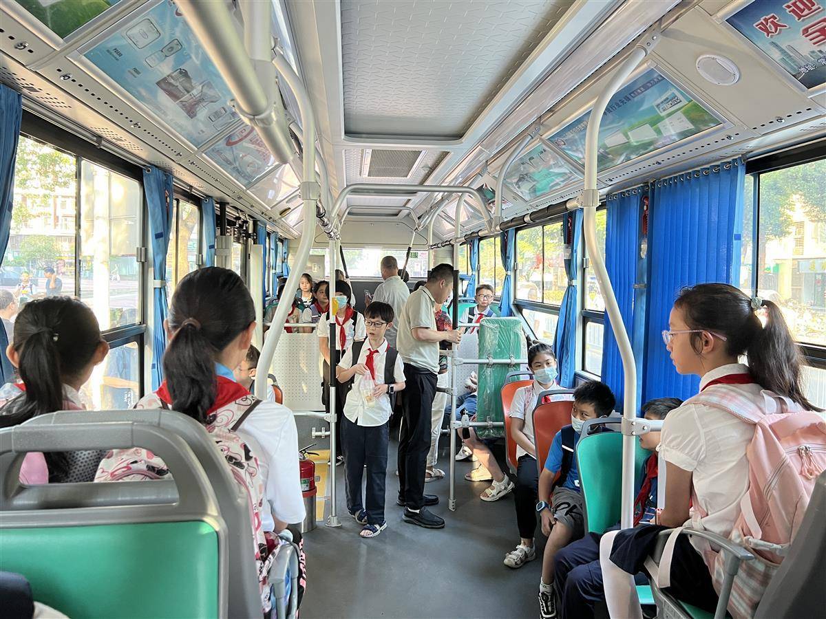开学第一天,武汉公交司机路上忙_文明_家长_中小学
