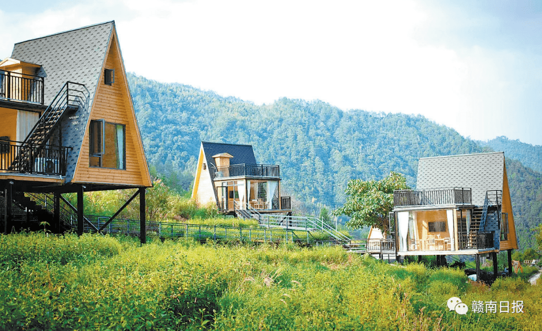 图为镶嵌于青山绿水之间的上犹五指峰民宿.