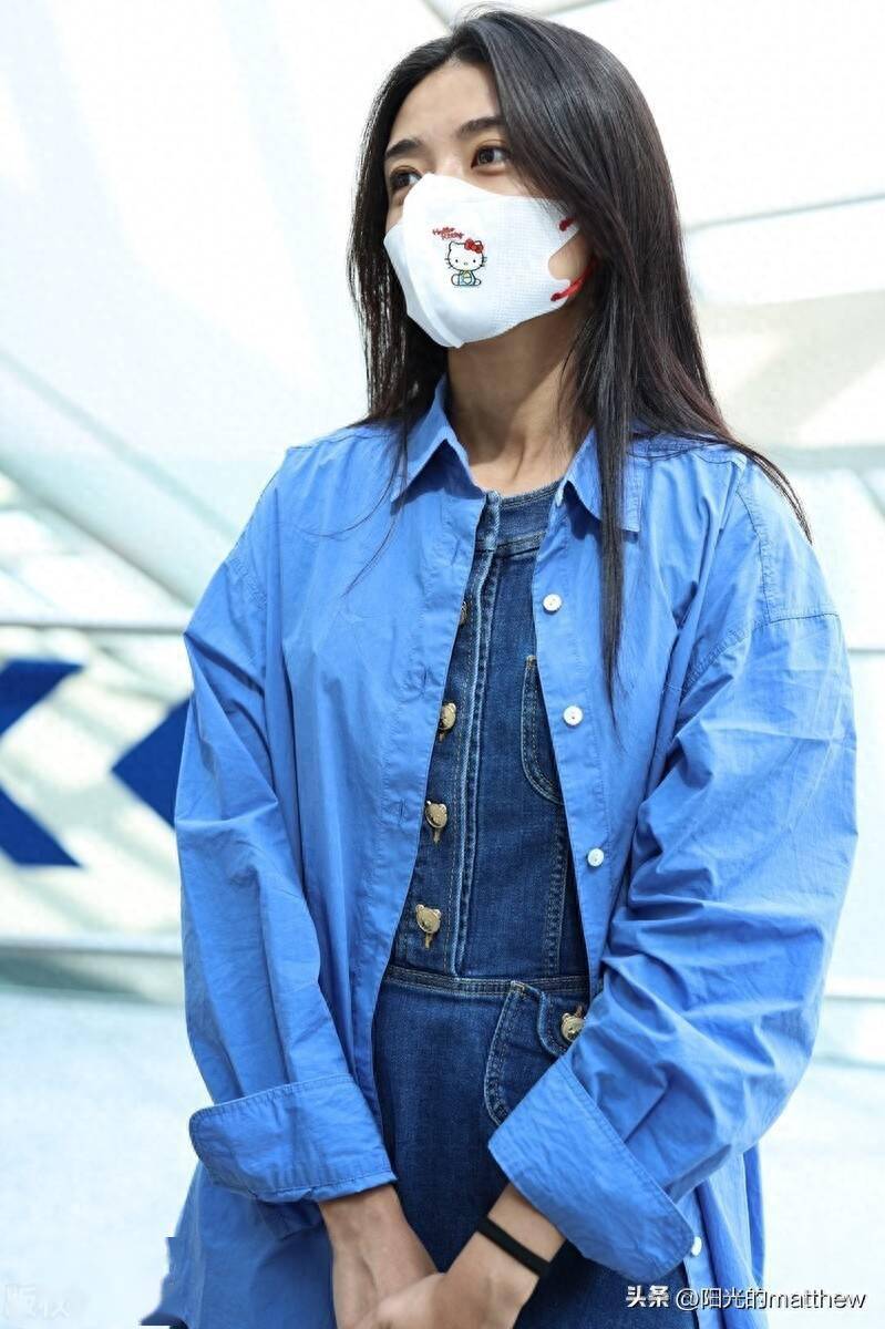 梁洁现身北京机场,牛仔叠穿造型时尚简约