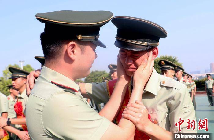 武警重庆船艇支队:退役士兵泪别军营_军旗_仪式_带着