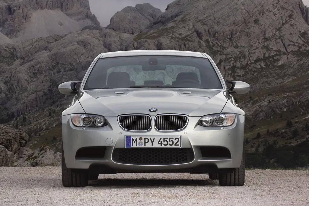 罕见的4门m3 e90,gts 1/18树脂模型试玩_搜狐汽车_搜狐网