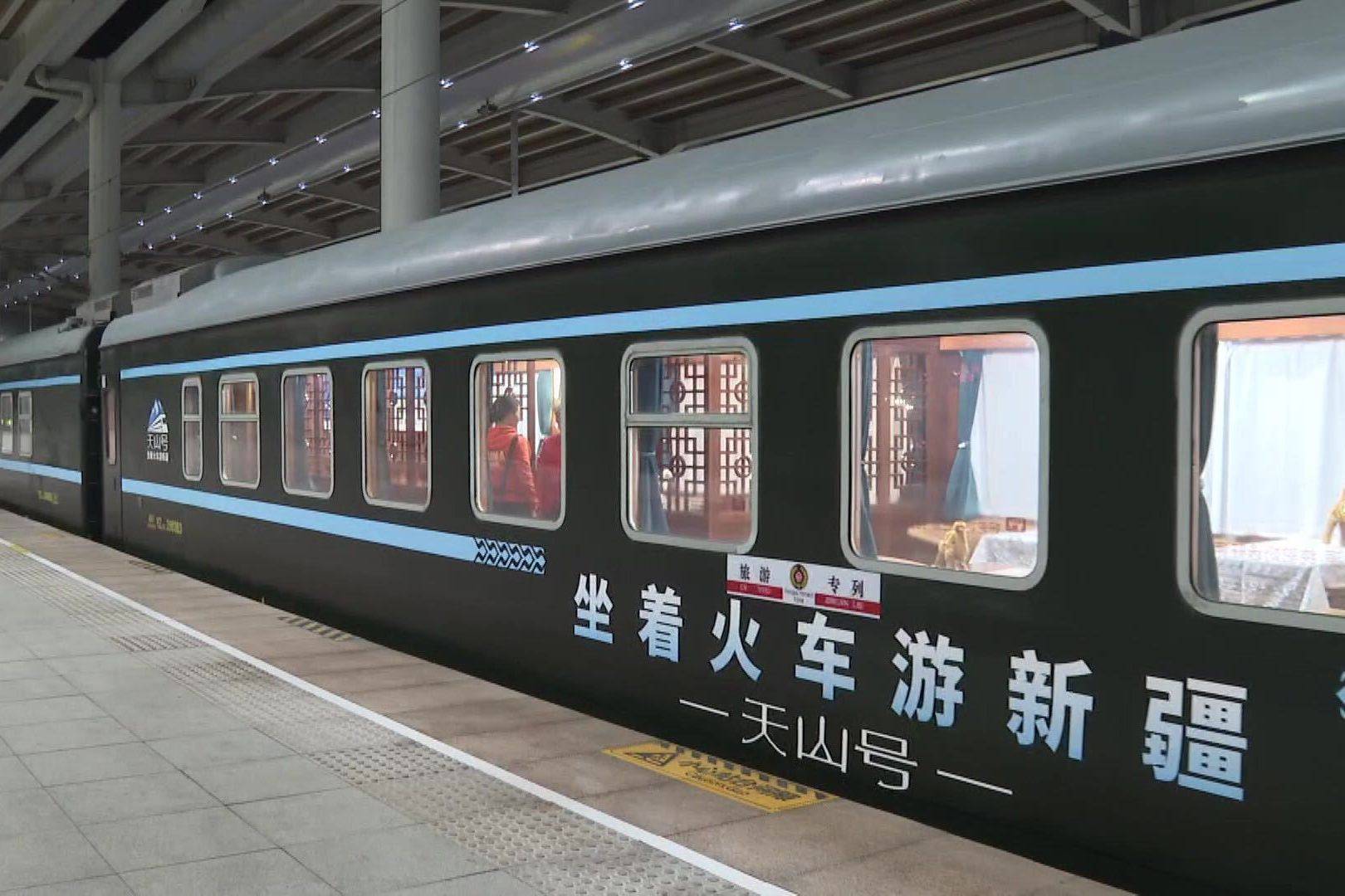 新疆铁路开行年内旅游列车突破100列_专列_合作_游客