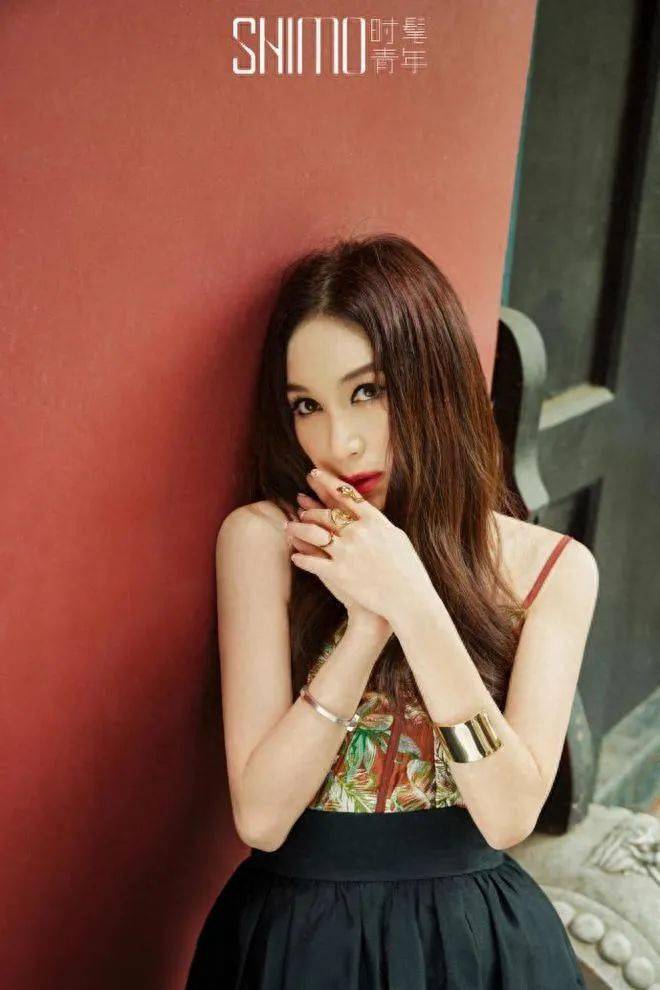 温碧霞56岁仍是"火玫瑰",红裙风情万种,美艳不可方物_魅力_大片_红色