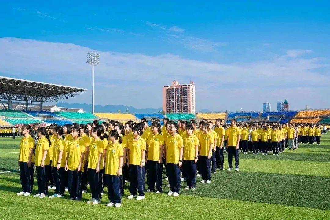 将为你们军绿色的青春镶上金边来源:重庆市秀山高级中学校97乱弹