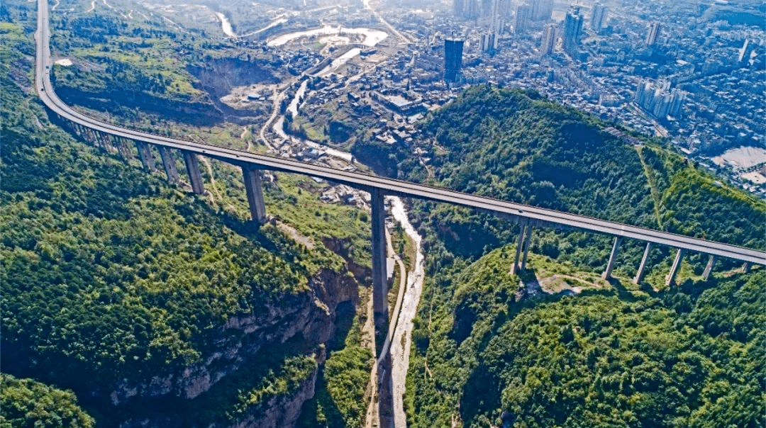 赫章特大桥:深山峡谷架高桥,"巨龙"飞舞入云端