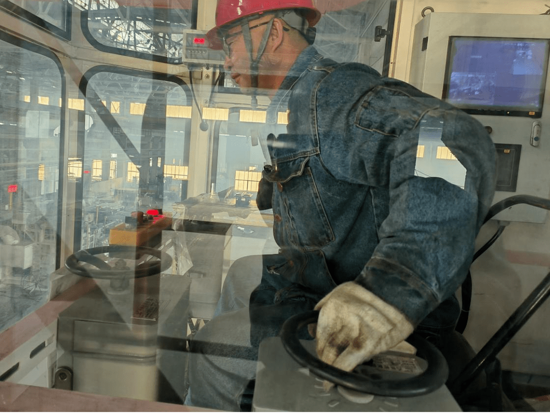 初出茅庐,苦练内功提技能2008年,初入企业,颉禄寿对驾驶桥式天车一窍