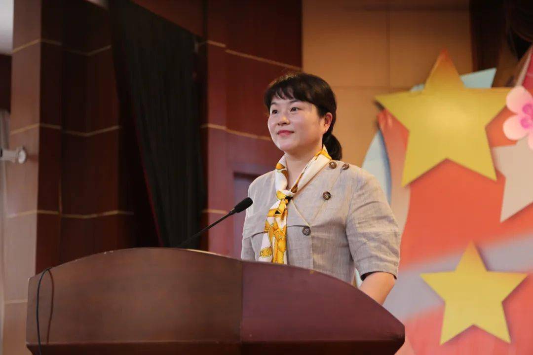 德育处黄芳老师主持本次会议,她代表学校向新生家长表示了最诚挚的