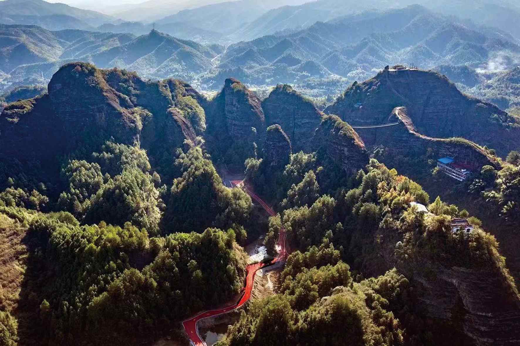 张 玲沉浸式红色研学受欢迎——湖南平江县仙姑岩红军营旧址当"教室"