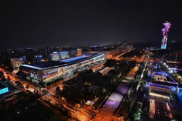 北京朝阳璀璨灯光秀点"靓"服贸会_朝阳区_氛围_建筑