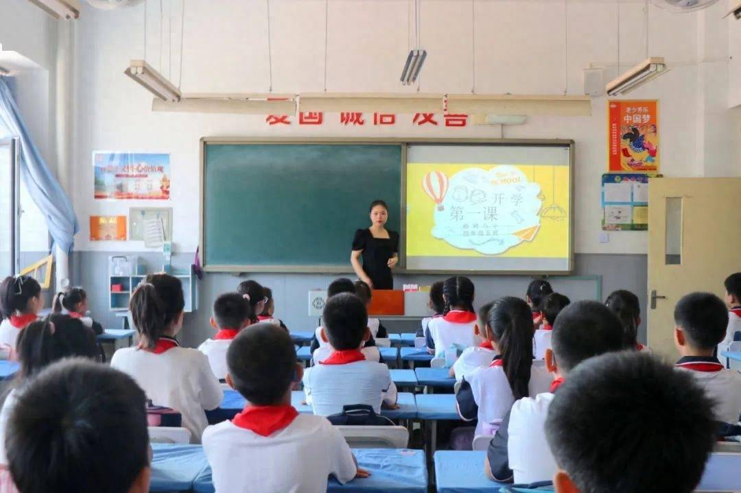 杨村第八小学帮助小朋友了解安全小常识并配以手指动作编成朗朗上口的