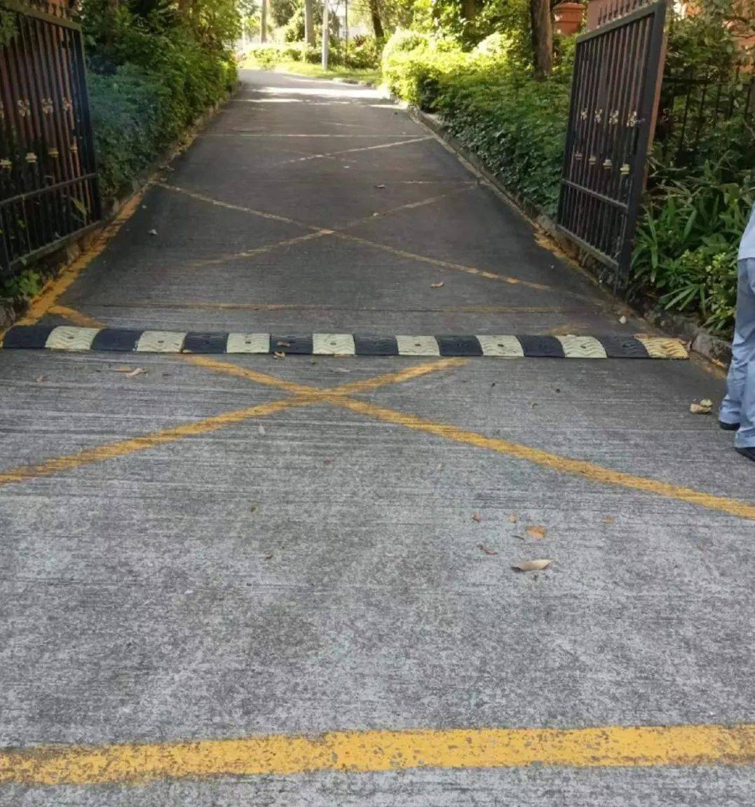 果岭豪庭的人行道隔行线以及水都威尼斯消防通道网格线等等位置进行