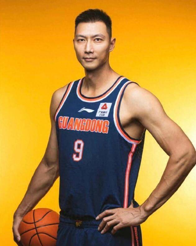 易建联的球衣退役仪式将在9月中旬举行_雄鹿_生涯_效力