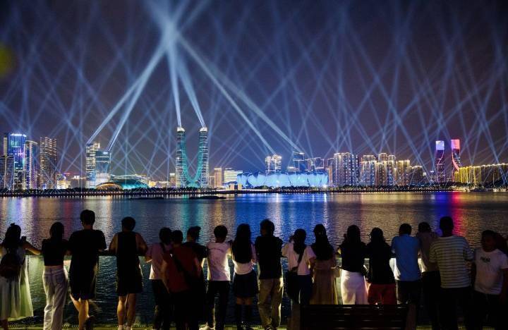 钱塘江畔灯光璀璨 杭州亚运氛围感拉满!_市民_城市_夜景