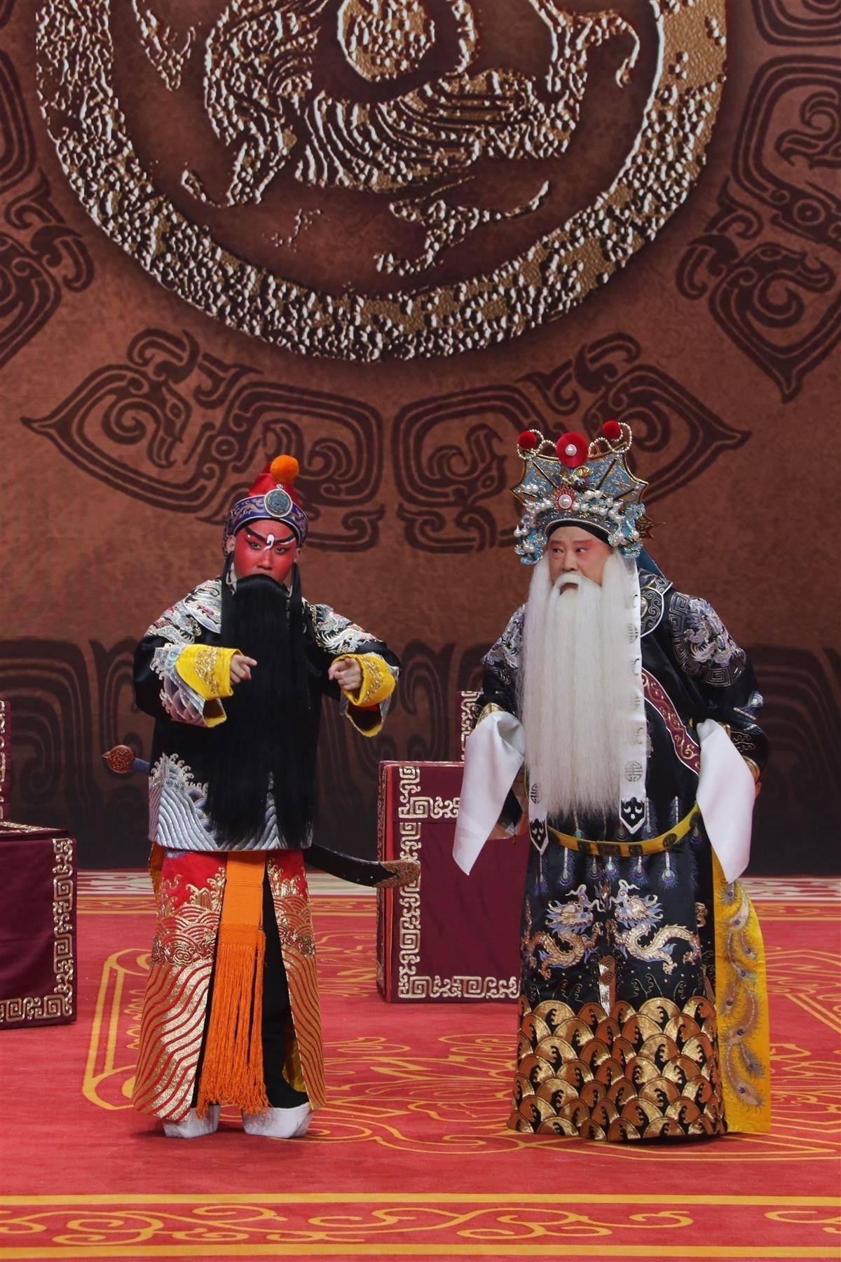 2018年拜麒派京剧大师赵麟童为师,正式成为京剧"麒派"传人的郭德纲,唱