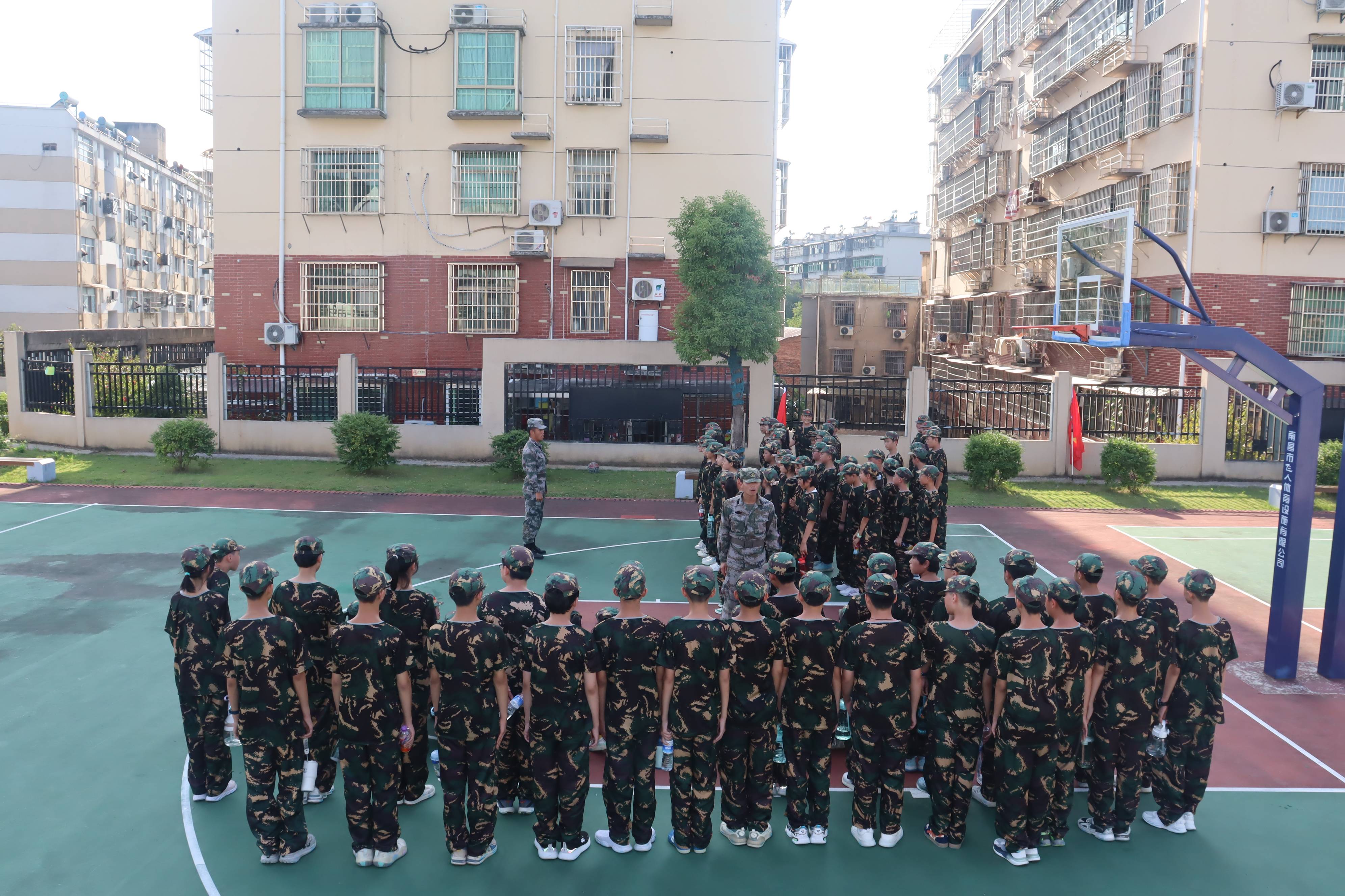 据了解,景德镇市第十七中学一直高度重视青少年学生的国防教育工作.