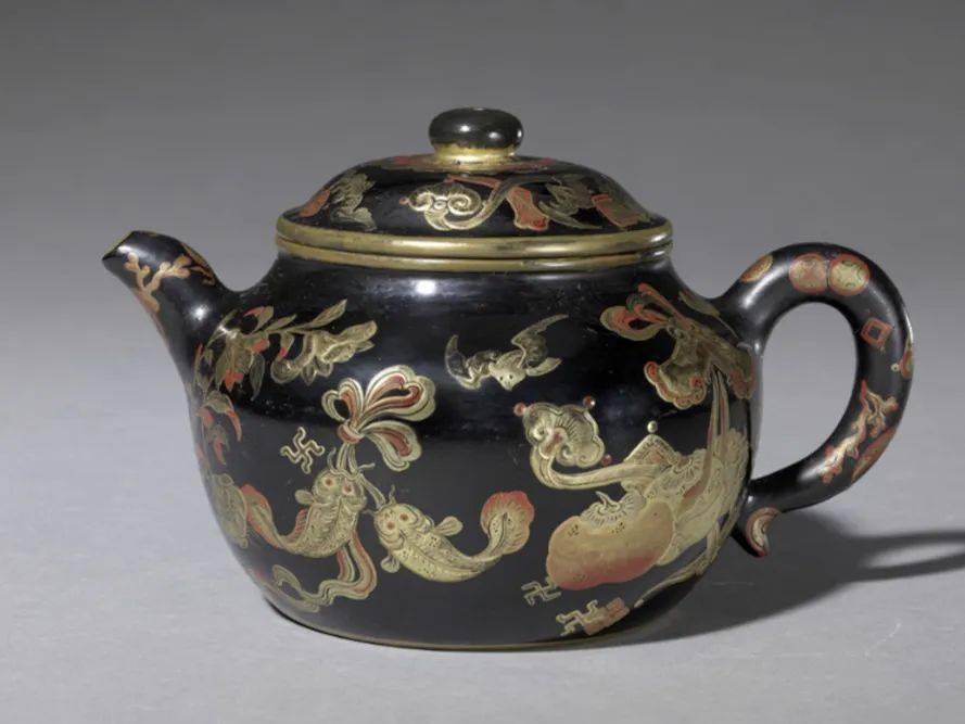 清乾隆 紫砂胎黑漆描金花蝶纹执壶故宫博物院藏点击图片,即可购买▼