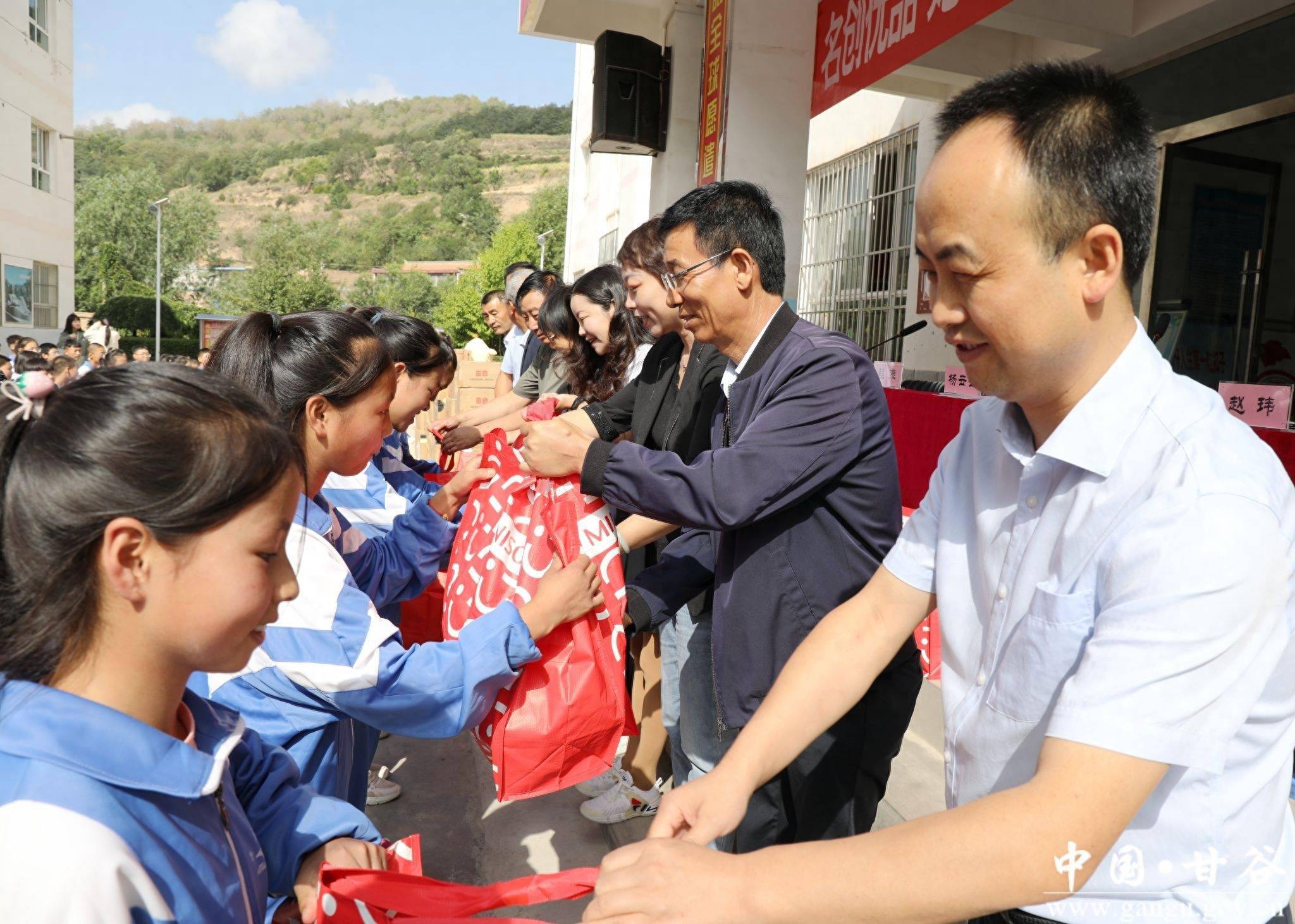 中华儿慈会携手广州名创优品开展爱心捐赠公益活动_甘谷_教育_社会