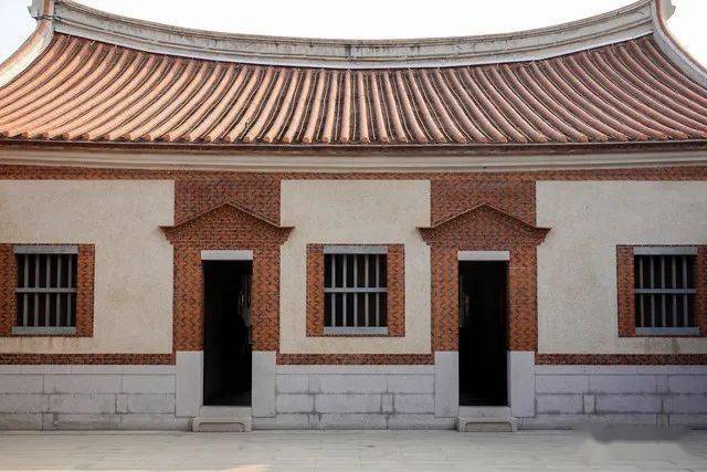 需要高位排放时,排出口高出屋脊的高度要符合哪些规定?