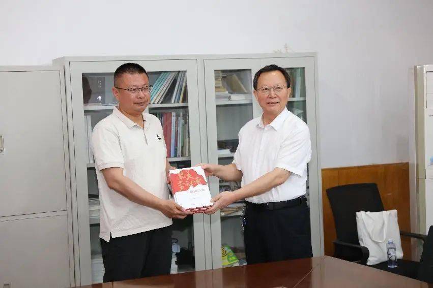 自治区总工会二级巡视员常丽武为内蒙古工业大学“黄平平创新工作室”授匾，强调发挥创新引领功能，为技术攻坚、教育教学作出更大贡献