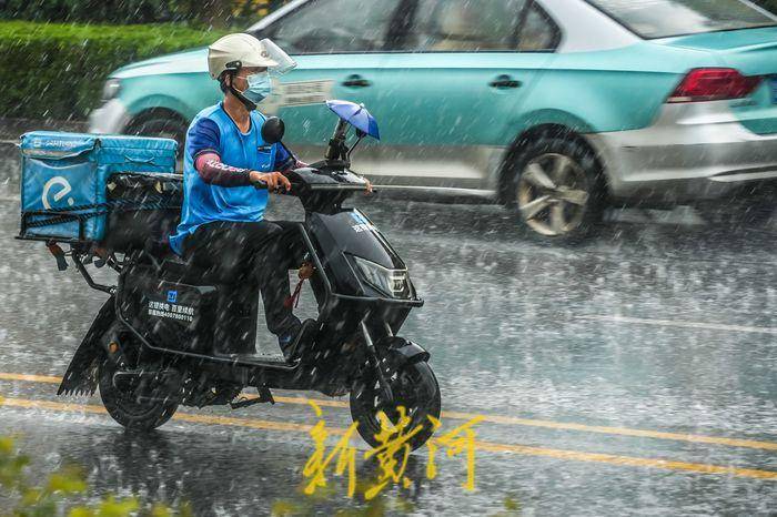 市区中午突降大雨 市民雨中小心前行_暴雨_行人_来袭